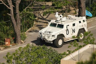 ಲೆಬನಾನ್ನಲ್ಲಿ (UNIFIL) ವಿಶ್ವಸಂಸ್ಥೆಯ ಮಧ್ಯಂತರ ಪಡೆಯ ಶಸ್ತ್ರಸಜ್ಜಿತ ವಾಹನವು ದಕ್ಷಿಣ ಲೆಬನಾನಿನ ಗಡಿ ಪ್ರದೇಶವಾದ ಮಾರ್ಜಯೂನ್ನಲ್ಲಿ ಗಸ್ತು ತಿರುಗುತ್ತದೆ.